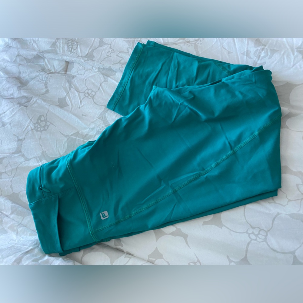 Fabletics cropped leggings w/ back waistband pocket